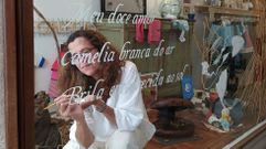 Mar�a Sancho escogi� unos versos de Garc�a Lorca, de su poemario �Seis poemas galegos�, para dejar como aportaci�n personal en el escaparate viviente del Mercado Galego da Creatividade. La cal�grafa pontevedresa plasm� el texto en it�lica, un estilo de escritura que surgi� en Italia buscando en el Renacimiento m�s sencillez frente al recargamiento del estilo anterior, el g�tico. 