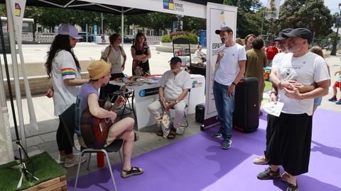 El Orgullo 2025 en A Coruña incluyó la feria A diversidade visible de entidades LGTBI, que se celebró en el Obelisco.
