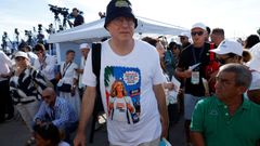 Un hombre con una de las camisetas conmemorativas de la fiesta de Bari por el r�cord del Gobierno de Meloni
