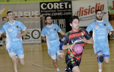 Mart�n Los�n en un contraataque perseguido por jugadores del Frigor�ficos do Morrazo. 