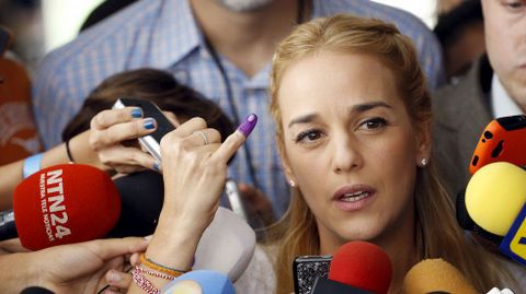 La esposa de Leopoldo L�pez, Lilian Tintori, votando en Caracas.