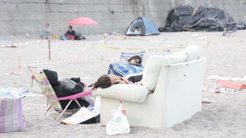 Las playas de Riazor y Orz�n amanecieron llenas de j�venes que pasaron la noche sobre la arena para disfrutar del San Xo�n