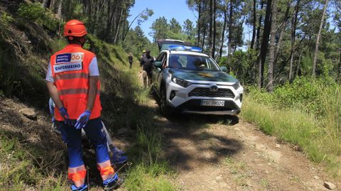 Un coche de la Guardia Civil evaca a la herida ms grave mientras su compaera es atendida por un sanitario junto al camino