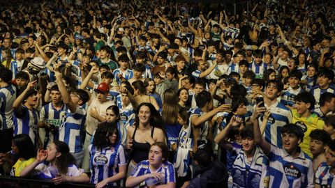 La afici�n del D�por abarrota la Fan Zone.