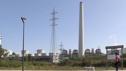 La chimenea de la antigua central t&eacute;rmica -en foto de archivo- tiene 36,40 metros de altura