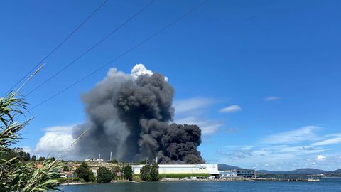 La columna de humo es visible desde muchos puntos de la ra de Arousa