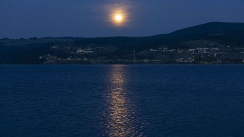 Luna rosa en el embalse de Castrelo de Miño.