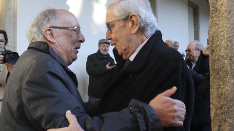 Fernando González Laxe saluda a otro expresidente socialista, Emilio Pérez Touriño.