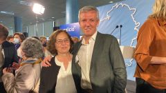 Soraya Salorio, una de las concejalas del PP en Sada, se fotograf�a con Alfonso Rueda en un acto del partido