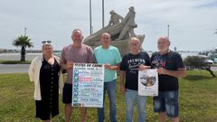 El concejal de Festexos, Fernando Abraldes (en el centro) present� el cartel de fiestas de Agui�o junto a los miembros de la comisi�n organizadora