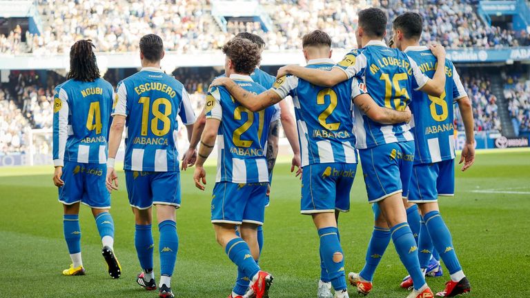 Los jugadores del Deportivo, en Abanca Riazor, tras marcarle al Eibar
