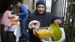 Miguel, de 50 a�os, con el t�per de paella del comedor social de Pontevedra. 