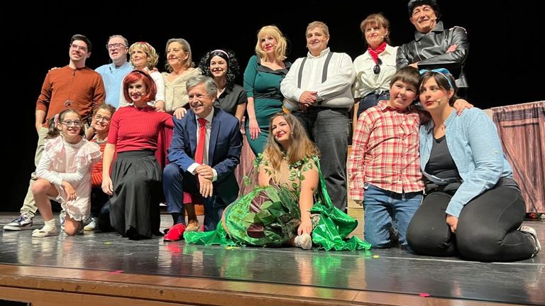 Elenco de actores e actrices do Grupo de Teatro Arco Iris