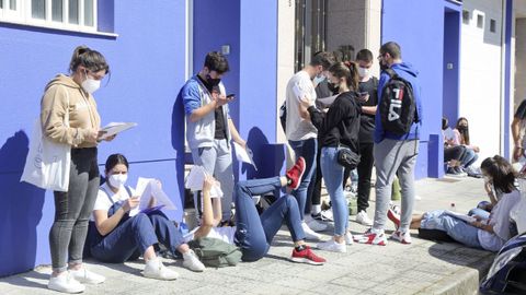 Imagen de archivo de alumnos de Cee esperando para acceder al instituto para hacer la selectividad