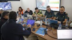 Miembros de los diferentes cuerpos de emergencias durante el simulacro en el CECOP de Ourense