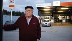 L�pez Somoza delante de las instalaciones que tiene Gas�leos Ver�n en A Louzaneta