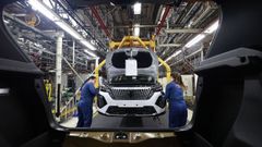 Fabricaci�n del modelo Peugeot 2008 en la planta de Bala�dos (Vigo) en una imagen de archivo.