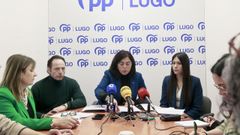 Elena Candia, con varios dos seus concelleiros