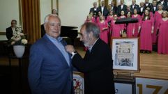 Xabier Casares coloca la insignia de oro del Liceo a Francisco N�voa.