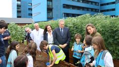 El conselleiro de Sanidade, en la inauguraci�n de la huerta