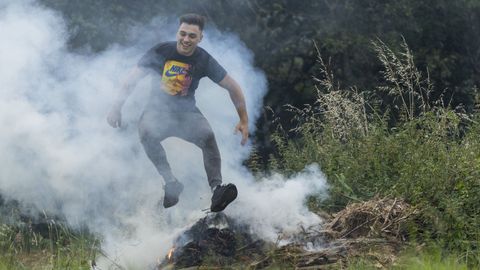 Un joven saltando una hoguera en Carballo