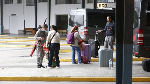 Pasajeros, aguardando por algún autobús de servicios mínimos en Lugo