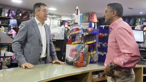 El conselleiro de Educación, Román Rodríguez, charla este miércoles con el librero Antonio Santiago en la librería y papelería Clip de Pontevedra
