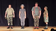 La compaa ortegana O Bicho Da Barra, puso en escena en Caranza la obra All you need is war.