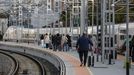 Viajeros caminan por el andn de la estacin de Ourense para coger el AVE
