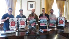 Directivos de la A.D. Veteranos Ribadeo FC; el alcalde, el edil de Deportes y el presidente de Acisa
