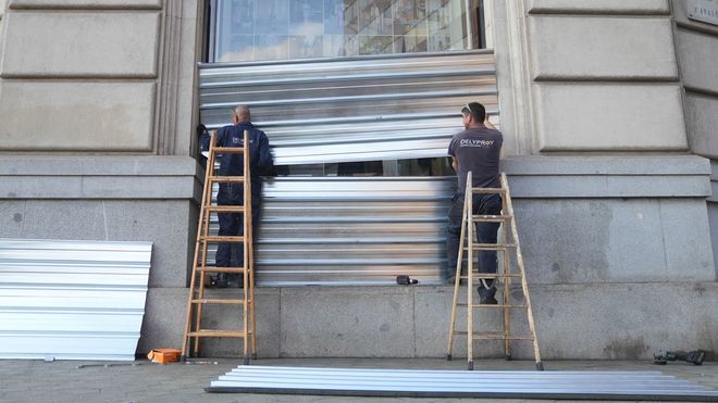 Operarios protegiendo un escaparate en Barcelona