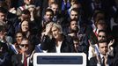 La lder del partido ultraderechista Agrupacin Nacional (RN), Marine Le Pen, pronuncia un discurso durante una manifestacin en su apoyo.