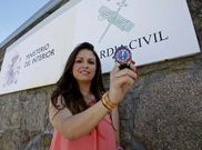 Hermida, ayer a la salida de la Comandancia de Pontevedra, con un reloj que recuper� del robo. 