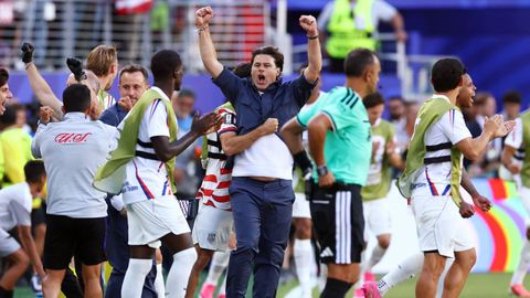 El entrenador de Estados Unidos, Mauricio Pochettino, celebra la victoria de su equipo ante Bosnia