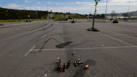 Restos de botell�n y marcas de frenadas por carreras ilegales en V�o.