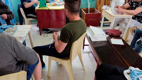 Internos de la unidad terap�utica del Centro Penitenciario de Monterroso, confeccionan mascarillas tras aprender a coser y as� colaborar en la contenci�n de la pandemia, elaborando hasta la fecha casi 1.200 unidades. EFE. 