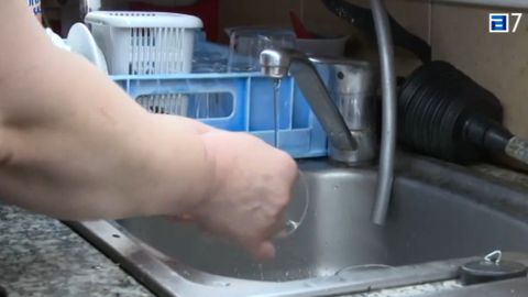 El agua que sale de un grifo en un bar afectado por los cortes en el concejo de Vegadeo