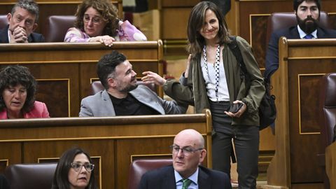 La lder de Podemos, Ione Belarra, saluda a Gabriel Rufin, portavoz de ERC en el Congreso, durante la sesin plenaria.
