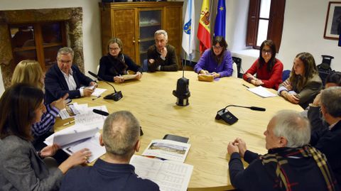 Menor se reuni con los alcaldes y concejales de Valdeorras en la Casa Grande de Viloira en O Barco.