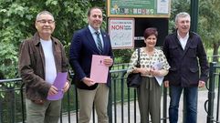 El edil de Sanidade, Orlando Saavedra; el presidente de la AECC en Ourense, Germ&aacute;n Rodr&iacute;guez-Sa&aacute;; la delegada en Valdeorras, Gloria P&eacute;rez; y el alcalde, Aurentino Alonso, presentaron los espacios libres de humo de O Barco.