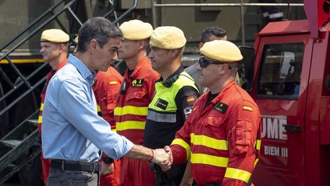 El presidente del Gobierno, Pedro S�nchez, saluda en el Puesto de Mando Avanzado de Vall d'Uix� a los responsables de los dispositivos de emergencias que trabajan en las zonas afectadas por el incendio.