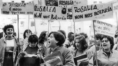 Fotograf�a de 1984 en la que se ve a un grupo de alumnas del instituto Rosal�a de Castro de Santiago manifest�ndose por la educaci�n mixta