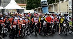 Alrededor de 350 ciclistas tomaron la salida de la prueba en la plaza del Concello.