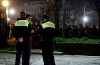 Polic�as locales, controlando el botell�n cuando se realizaba en el Campillo de Santa Mar�a.