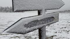 Una se�al de tr�fico cubierta de nieve este lunes por la ma�ana en el acceso al monte Faro (Chantada)