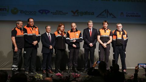 Miembros de Protecci�n Civil con el presidente de la Diputaci�n, Luis Menor, y el delegado territorial de la Xunta en Ourense, Manuel Pardo