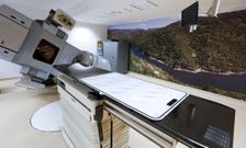 Una gran imagen del ca��n del Sil preside una de las salas de radiolog�a del hospital de Lugo. 