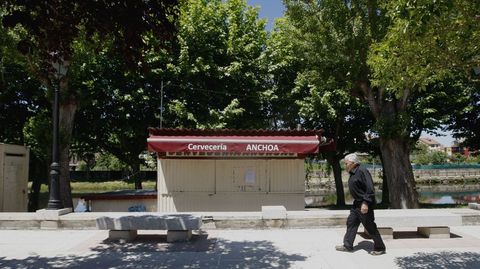 El chiringuito, ahora sin actividad, funcionaba al lado del río los meses de verano