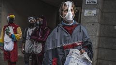 Un hombre en una protesta en Berl�n contra las restricciones, con una braga a modo de mascarilla y un cartel sobre la protecci�n.