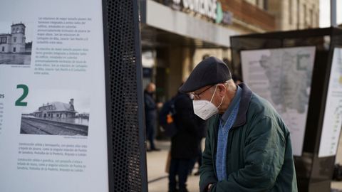 Numerosas personas se han acercado hoy a la estacin de Ourense